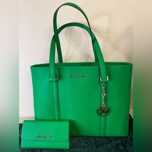 BARELY USED ….. MICHAEL KORS JET SET TOTE BAG w/WALLET & DUST BAG